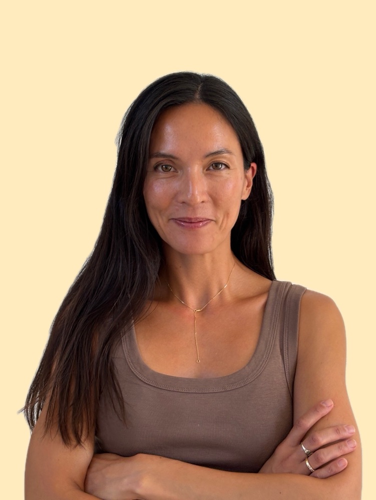 Emmanuelle Benoist, bras croisés, souriante